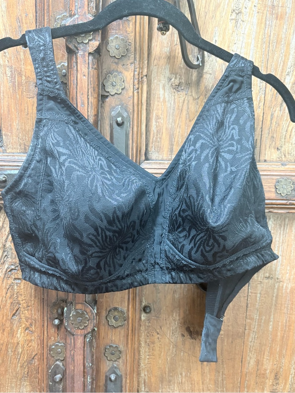 Black Wireless Full Coverage Support
Bra Size 38G Floral Jacquard